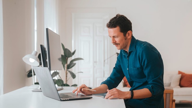 Homem em frente a um portátil