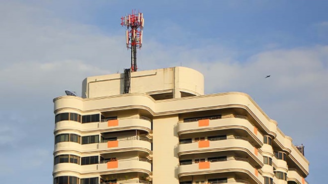 Prédio de habitação com antena de telecomunicações