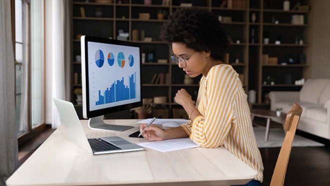 Mulher ao computador a fazer cálculos