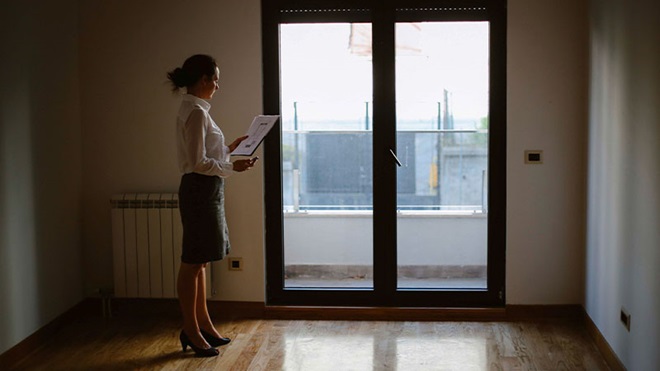 Agente imobilária a avaliar apartamento antigo