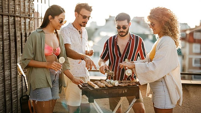 Vizinhos a fazer um churrasco