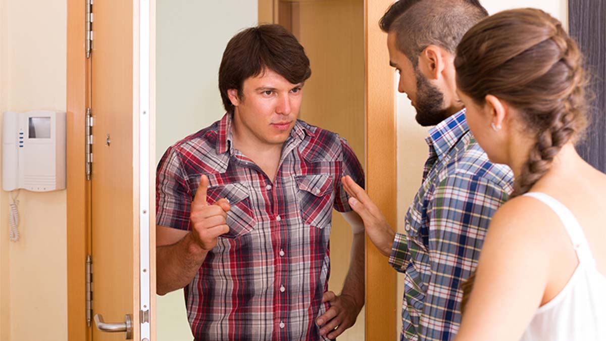 Homem à porta de casa a falar com um casal na entrada da casa