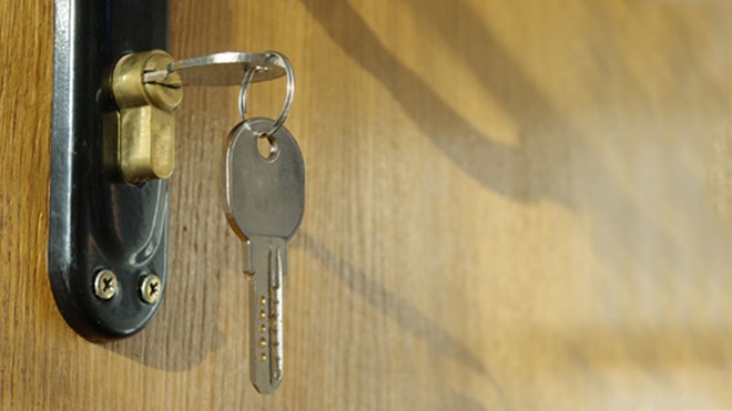 chave de casa pendurada na fechadura