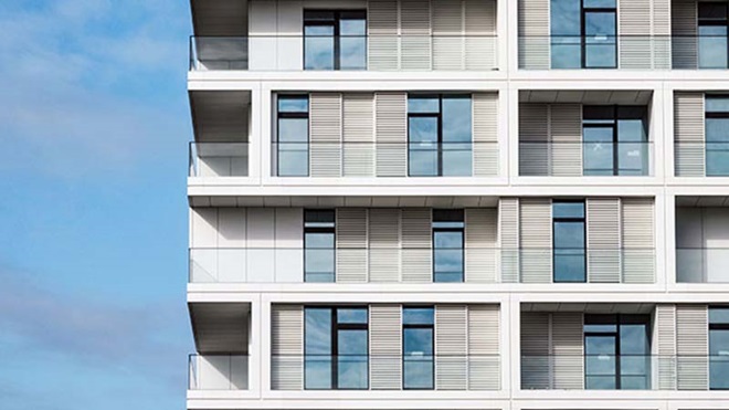 prédio visto através de uma lupa