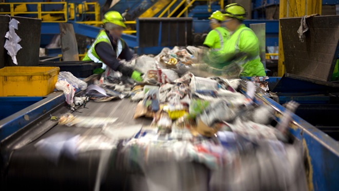 Pessoas a separar os resíduos 