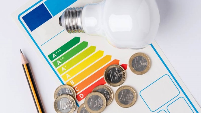 Certificado energetico, lâmpada e lápis