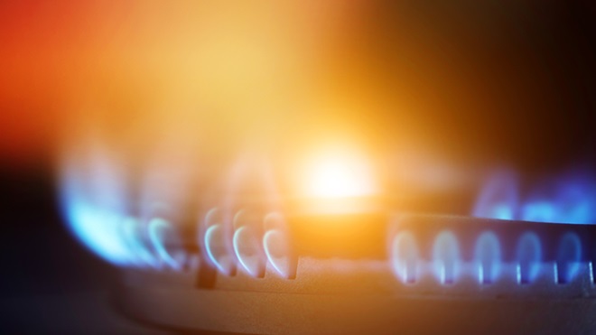 chama acesa num bico de fogão a gás