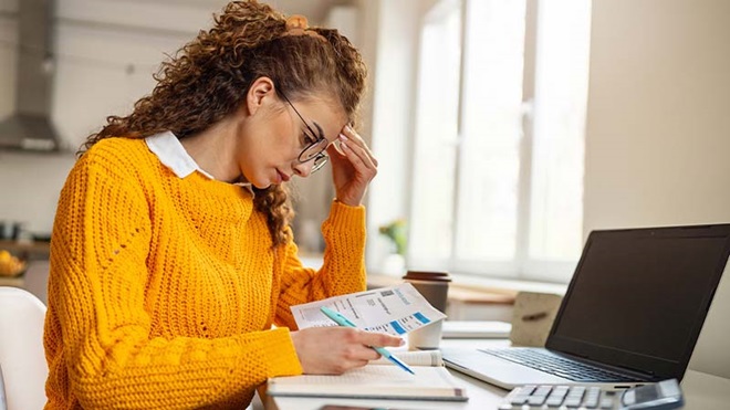 Mulher com ar aborrecido a tentar organizar a agenda