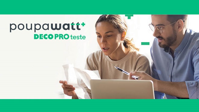 Casal a ver as suas contas com o logo poupawatt Deco Proteste sobre a imagem