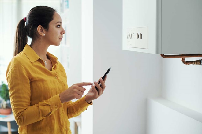 mulher a olhar para o esquentador