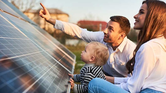 família e painel fotovoltaico