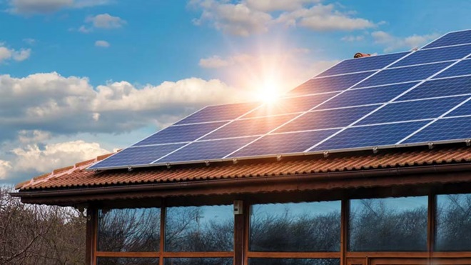 Vários painéis fotovoltaicos no telhado de uma casa