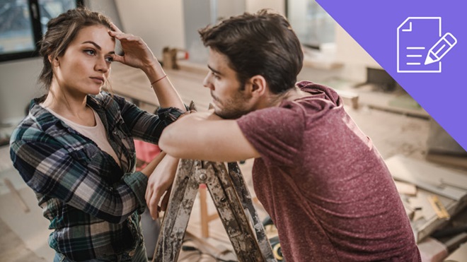 Casal pensativo agarrado a um escadote