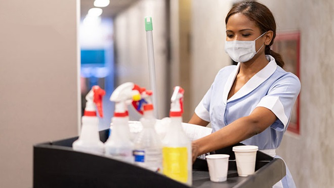 Empregada de limpeza com máscara contra covid-19