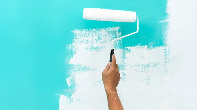 pessoa a pintar parede