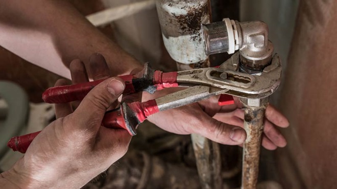 Canalizador a trocar canos antigos