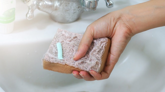 pasta de dentes num esfregão