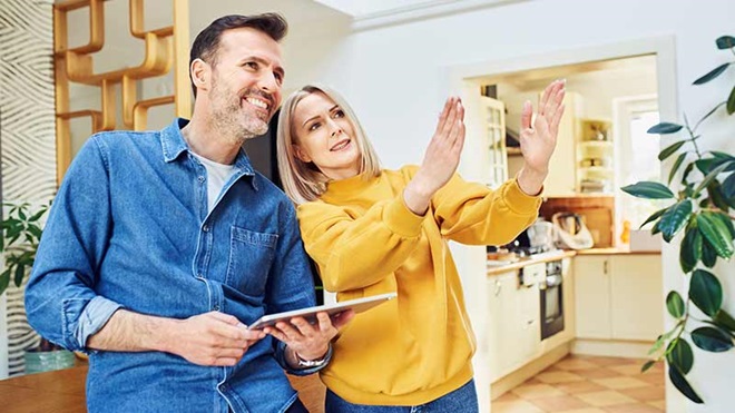 Casal de meia idade a planear a sua sala