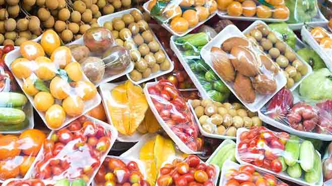 Embalagens de plástico com fruta e legumes