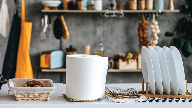 Rolo de papel de cozinha em cima de uma bancada de cozinha