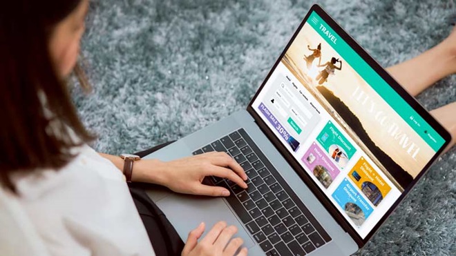 Mulher com laptop ao colo