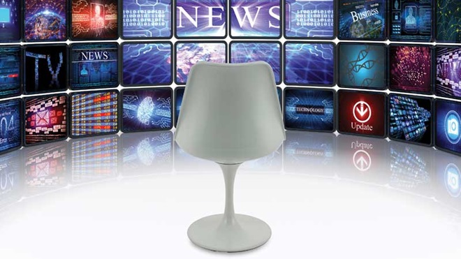 Cadeira vazia virada para muitos ecrãs de televisão 