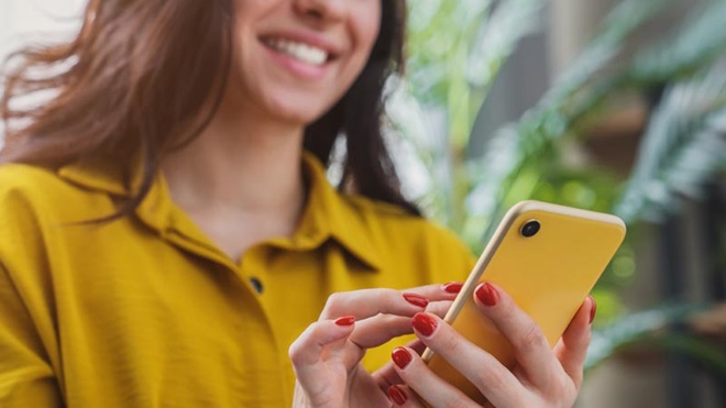 Mulher com telemóvel na mão