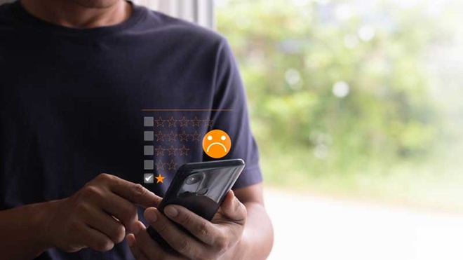 senhor com um telemóvel na mão a fazer uma reclamação