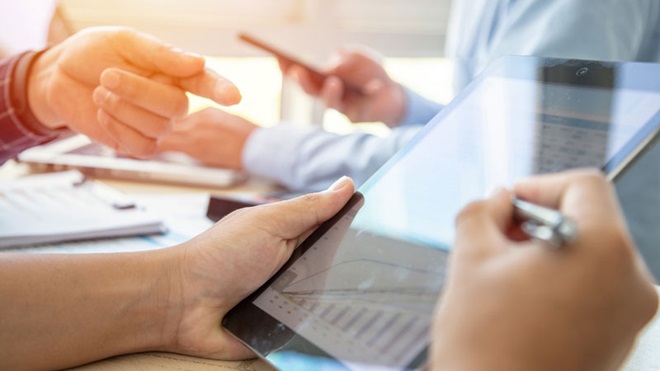 pessoas a fazerem contas