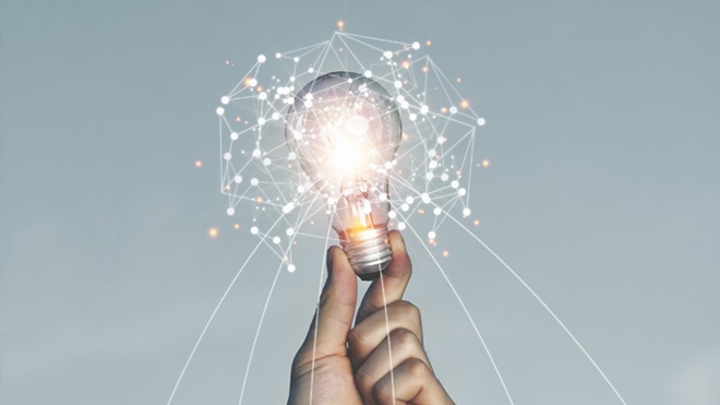 mão a segurar uma lâmpada