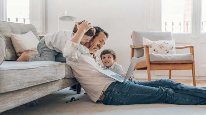 Pais e filhos com um portátil