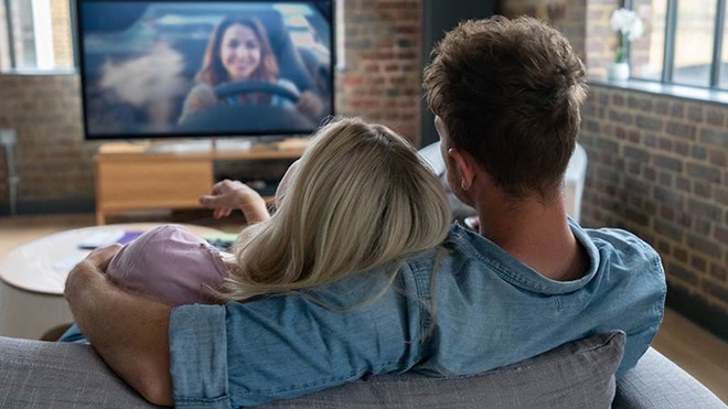 Casal a ver tv