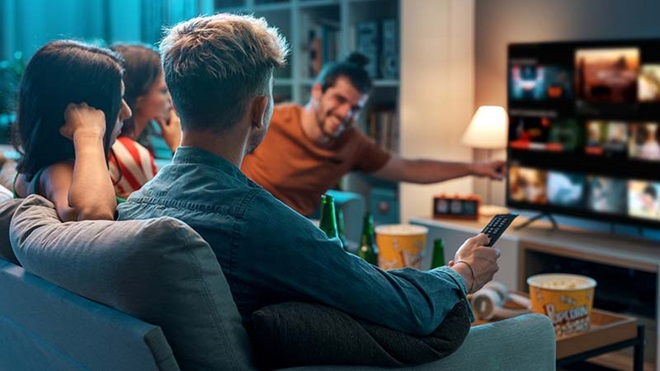 Grupo de jovens a ver tv