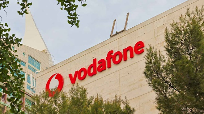 Fachada de edifício com logótipo da Vodafone em Lisboa