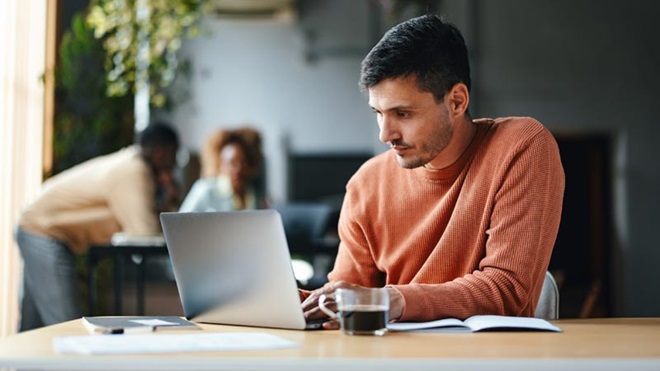 homem a trabalhar no portátil