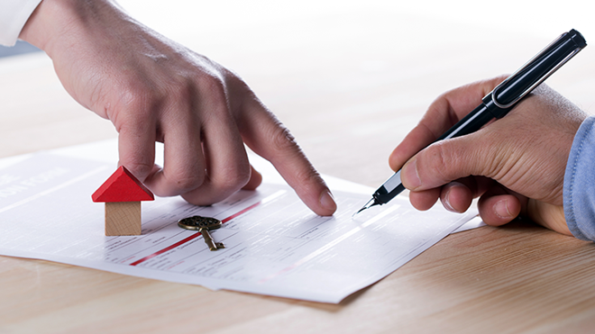 pessoa a assinar um contrato de arrendamento