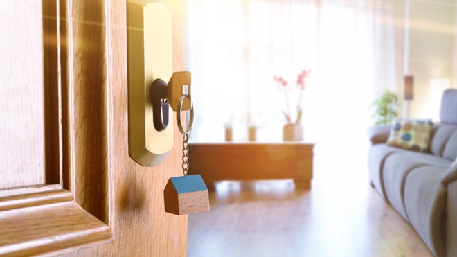 porta aberta para uma sala