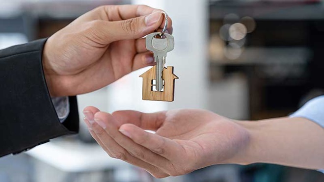 senhorio a entregar chave de casa a arrendatário