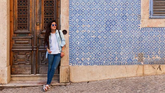 mulher na entrada de um prédio