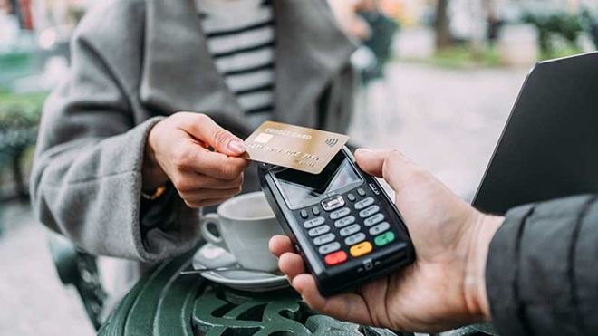Pagamento contactless com cartão de crédito na esplanada de um café