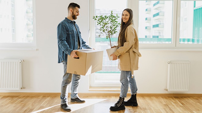 Casal jovem a mudar-se para uma casa vazia