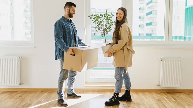 Casal jovem a mudar-se para uma casa vazia