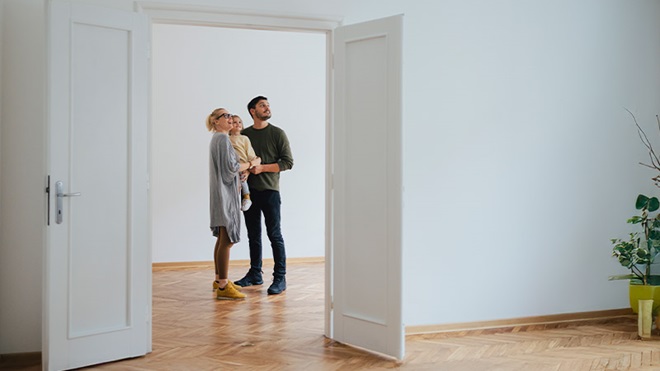 Homem com chaves de casa na mão