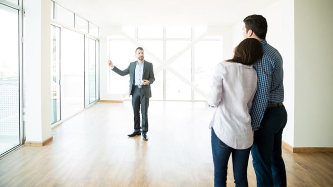 casal a ver uma casa nova