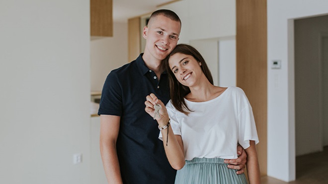 Casal em casa nova