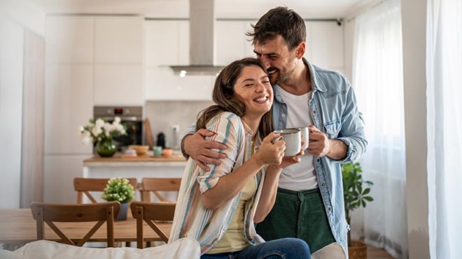 casal em casa habitação jovem