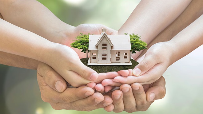 mãos que amparam uma casa