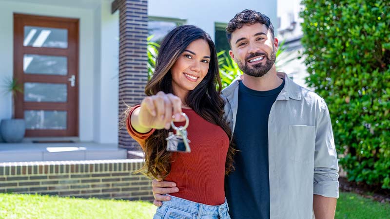 molho de chaves em cima da planta de uma casa e de notas