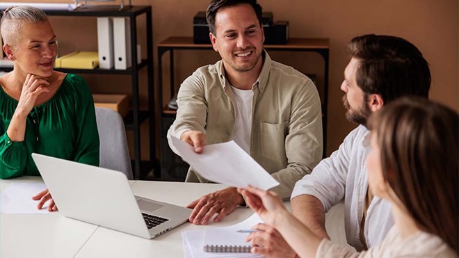 Grupo de pessoas em reunião