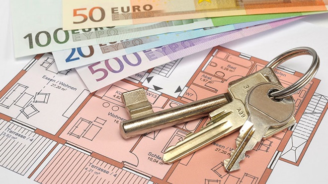 molho de chaves em cima da planta de uma casa e de notas